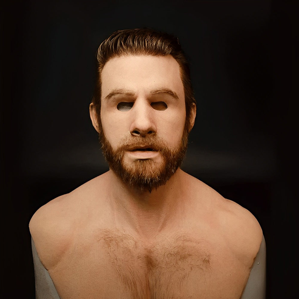 Realistische Gesichtsmaske eines jüngeren Mannes mit gestyltem braunem Haar, rötlichem Vollbart und behaarter Brust.