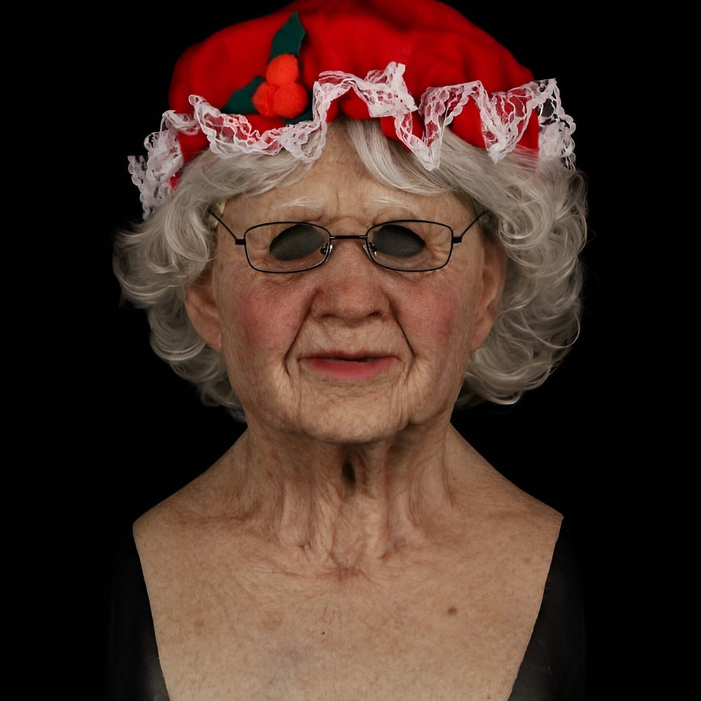 Realistische Gesichtsmaske einer älteren Frau mit lockigem grauem Haar, Brille und roter Haube mit Spitze und Beeren-Dekor.