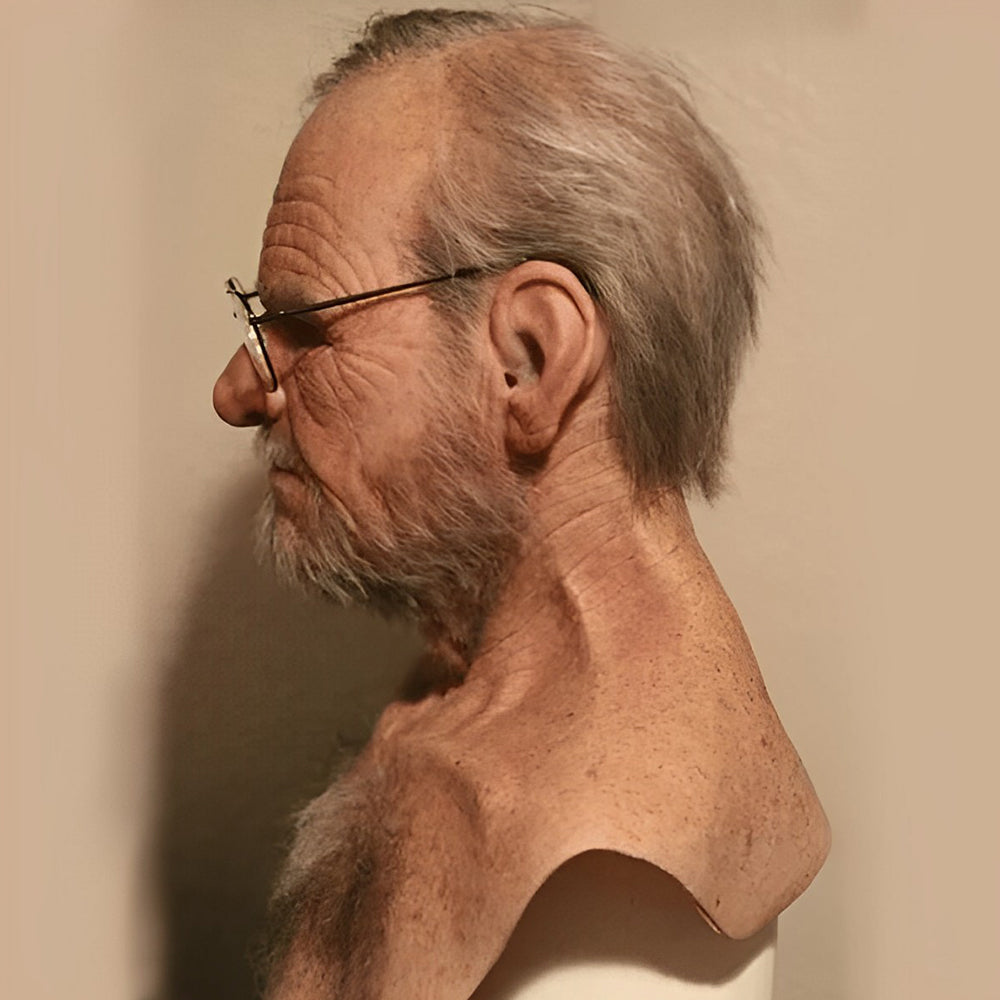 Realistische Gesichtsmaske eines älteren Mannes in Beige, Braun, Grau und Weiß, Seitenansicht.