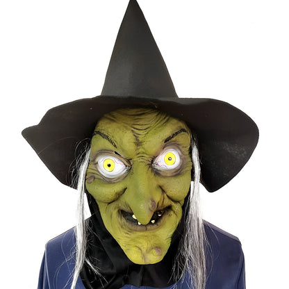 Grüne Hexenmaske mit gelben Augen, Hakennase und wenigen Zähnen, kombiniert mit schwarzem Spitzhut, langem grauem Haar und schwarzem Halstuch. 25