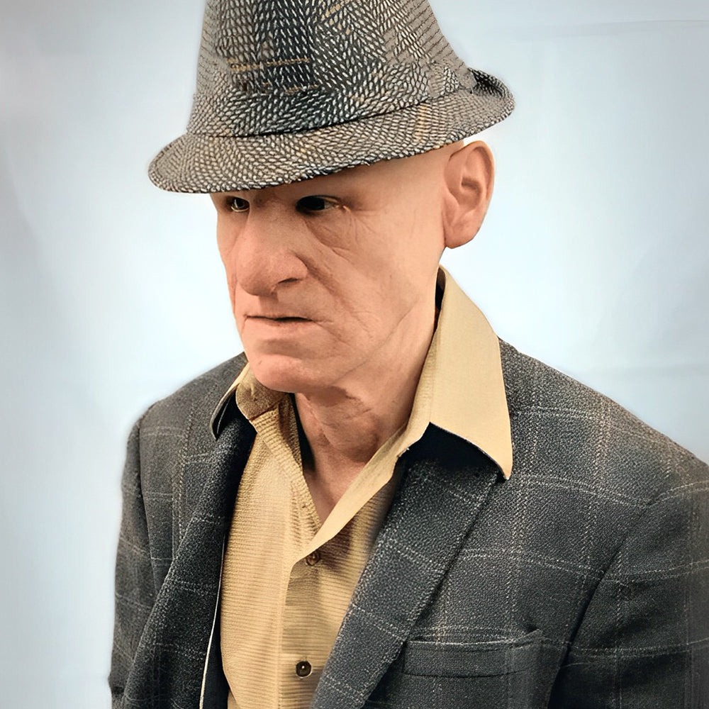 Realistische Gesichtsmaske eines älteren Mannes in Beige, Braun, Grau und Weiß, getragen, Seitenansicht.