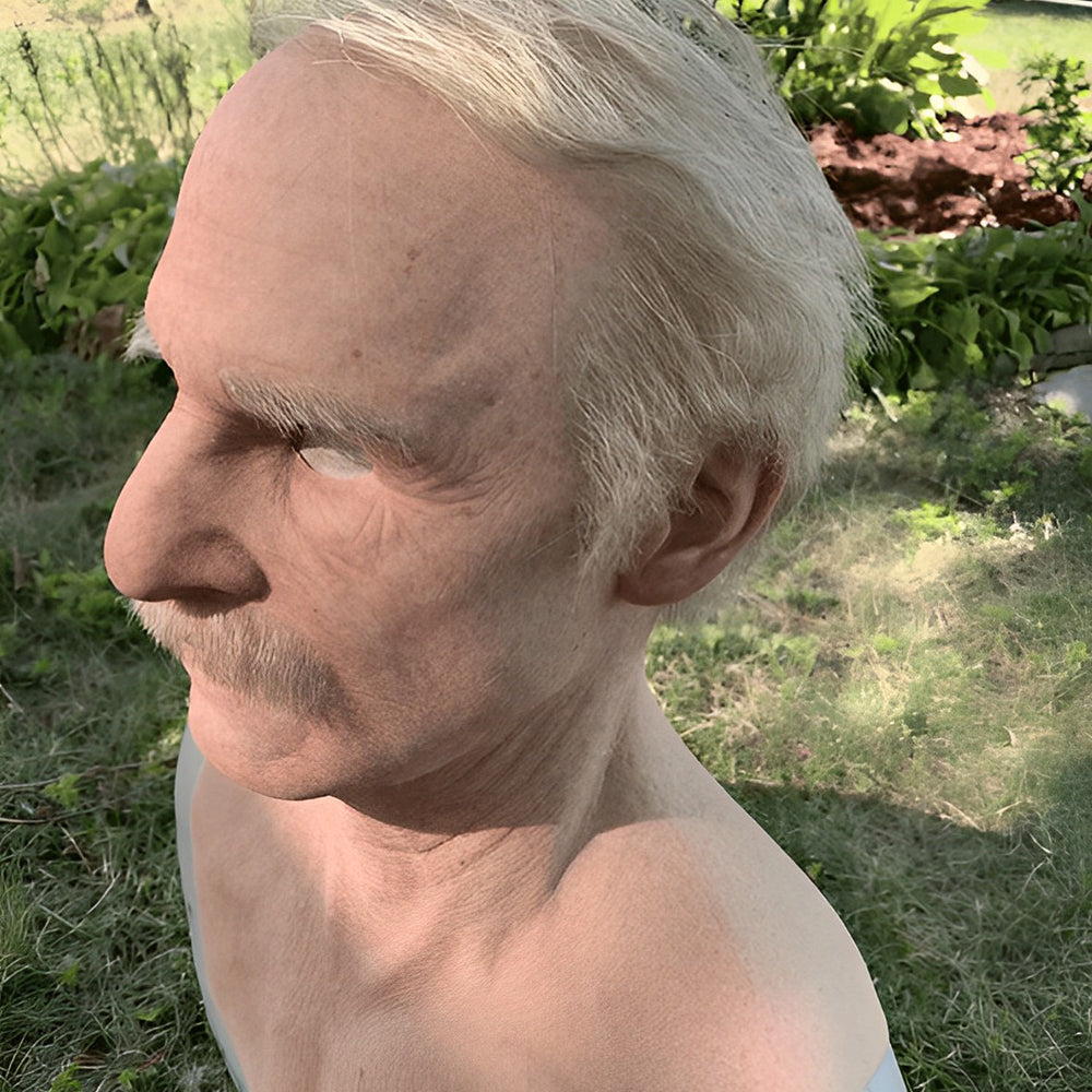 Realistische Gesichtsmaske eines älteren Mannes in Beige, Braun, Grau und Weiß, Seitenansicht im Freien.