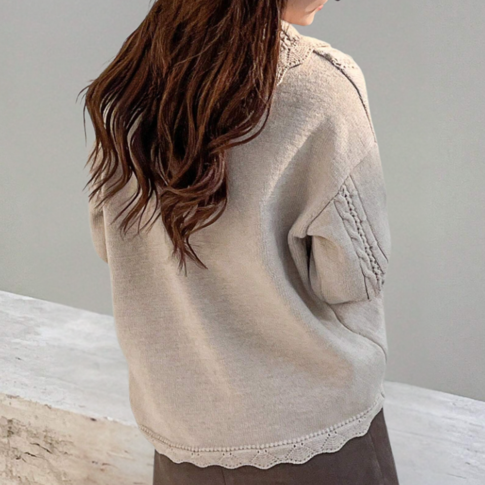 Frau in beigem Strickpullover mit langen Ärmeln, Rückansicht, modisch, gemütlich, Herbstmode.