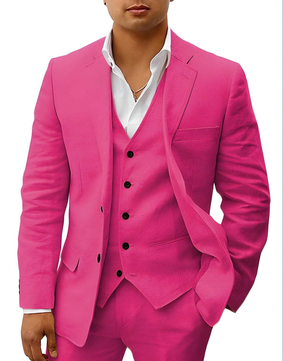 Model im pinkfarbenen Dreiteiler mit Jacke, Weste und Hose, schwarze Knöpfe, weißes Hemd offen getragen.