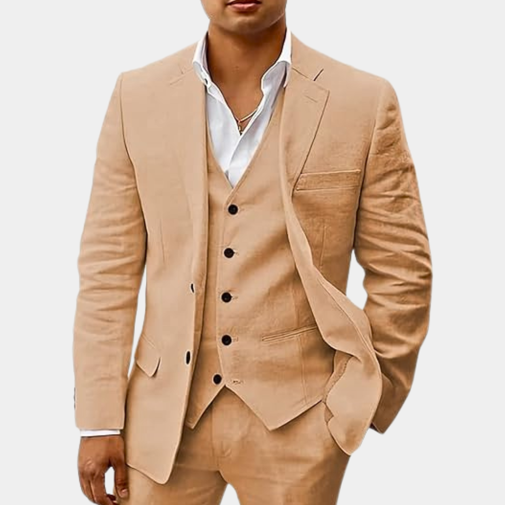 Model im beigefarbenen Anzug mit Reverskragen, Weste und Hose, weißes Hemd mit offenem Kragen.