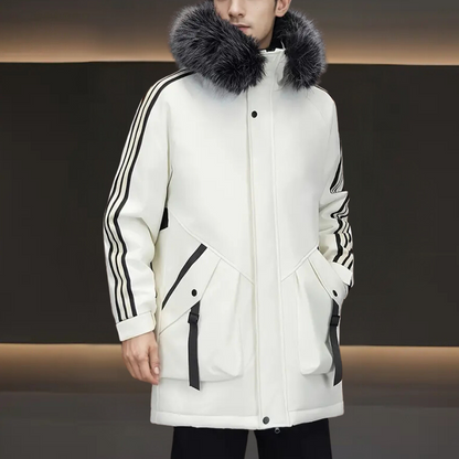 Weiße Herren-Winterjacke mit Kapuze, schwarzen Streifen, Pelzbesatz, warm, modisch.