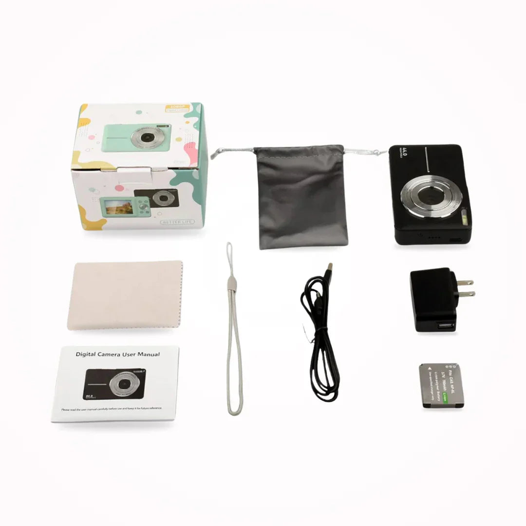 Lieferumfang flach ausgelegt: Verpackung, schwarze Kamera, Beutel, Handschlaufe, Kabel, Netzteil, Akku, Anleitung 7