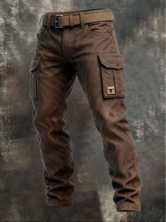 Braune Hose mit Gürtel und aufgesetzten Cargo-Taschen vor grauem, strukturiertem Hintergrund, Frontansicht 1