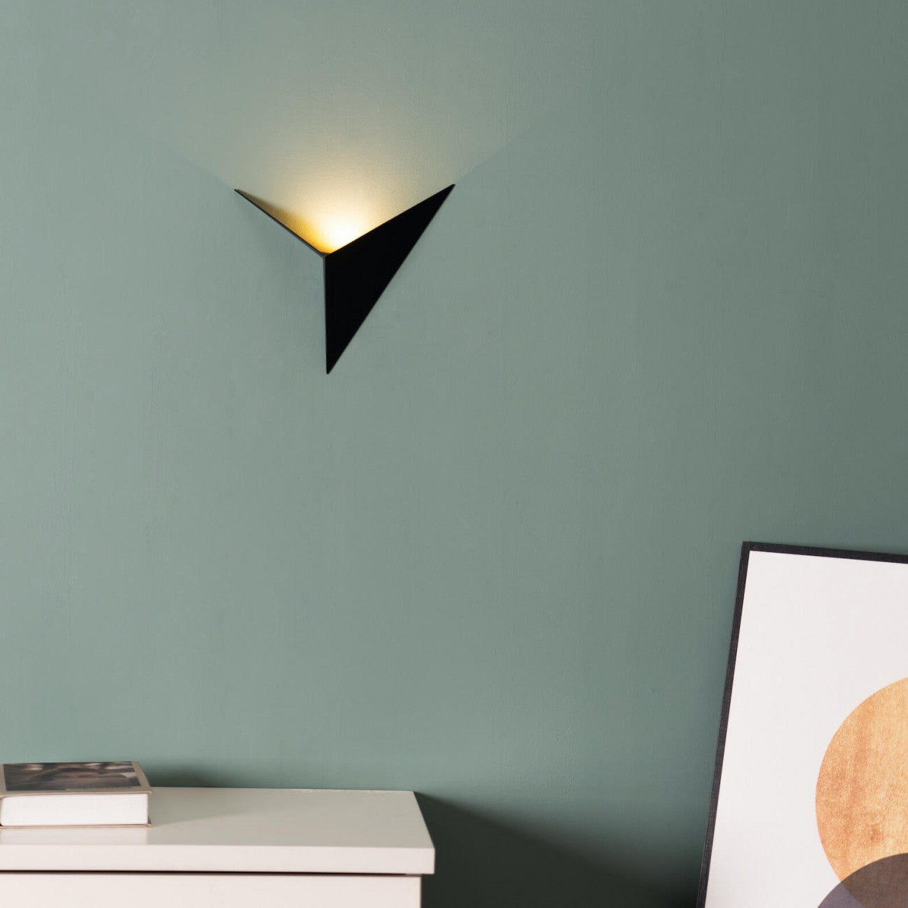 Schwarze LED-Wandleuchte, modernes Design, dreieckig, minimalistisch, Wohnzimmerbeleuchtung.