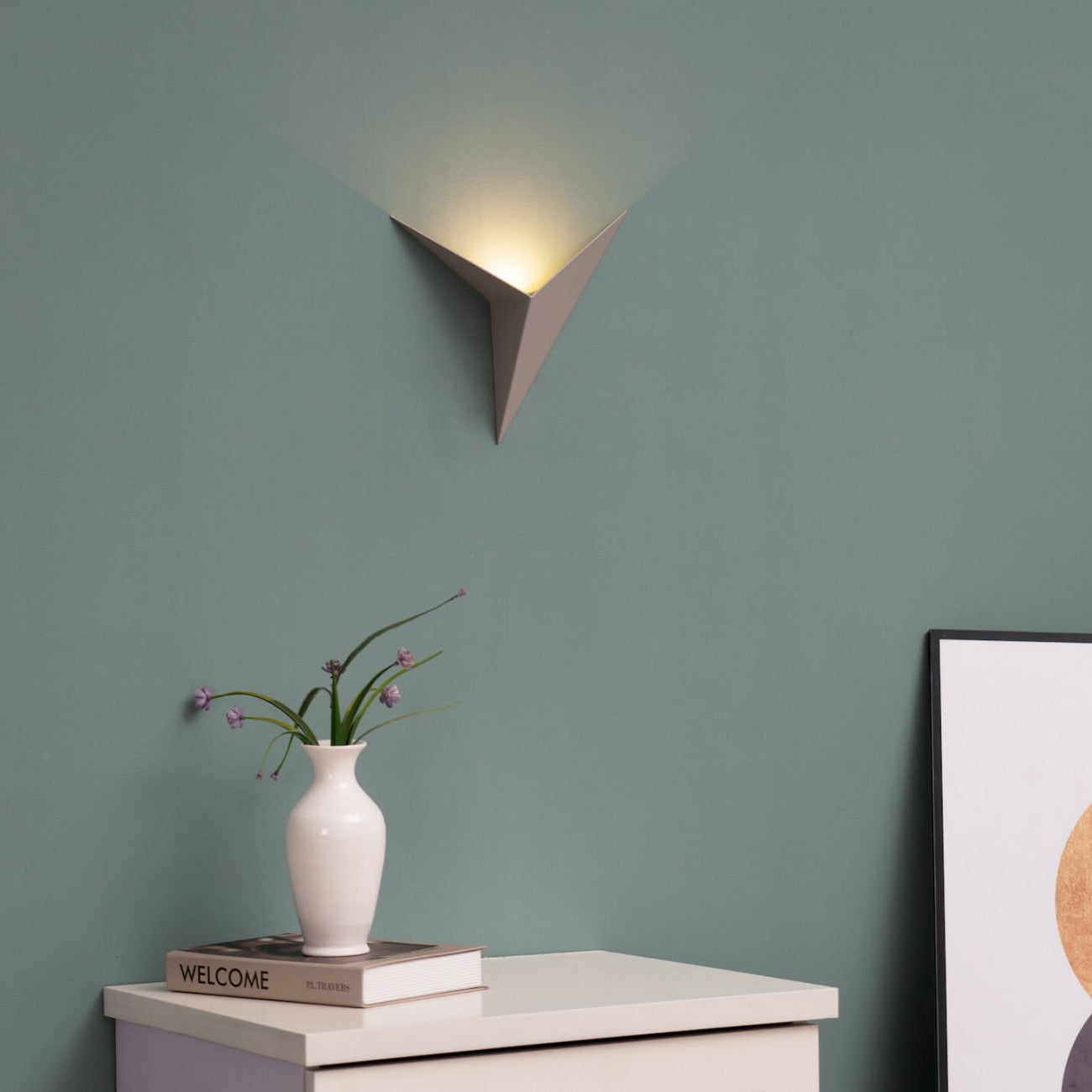 Silberne LED-Wandleuchte, modernes Design, energiesparend, für Wohnzimmer oder Büro.
