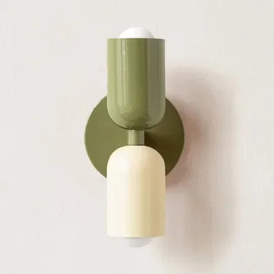 Einzelansicht der Wandlampe mit olivgrünem Oberteil, cremefarbenem Unterteil und olivgrünem Wandteller vor heller Wand. 15