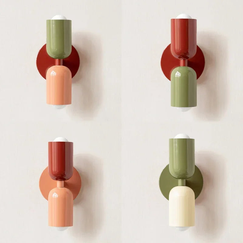 Vier Farbvarianten der Wandlampe im Vergleich: Grün-Pfirsich, Rot-Grün, Rot-Pfirsich und Grün-Creme an heller Wand. 12