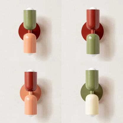 Vier Farbvarianten der Wandlampe im Vergleich: Grün-Pfirsich, Rot-Grün, Rot-Pfirsich und Grün-Creme an heller Wand. 12