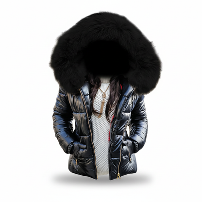 Offene schwarze Steppjacke mit schwarzer Fellkapuze über weißem Strickpullover, freigestellt