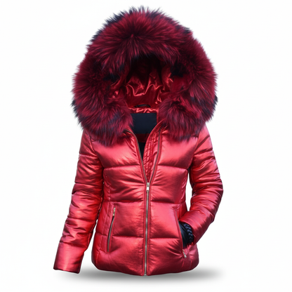 Glänzend rote Steppjacke mit dunkelroter Fellkapuze und silberfarbenem Reißverschluss, freigestellt