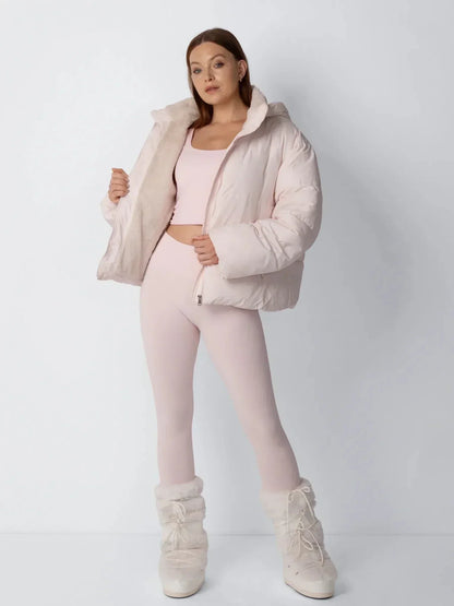 Model in rosa Steppjacke öffnet die Jacke und zeigt das cremefarbene Fleecefutter, Ganzkörperfoto 8