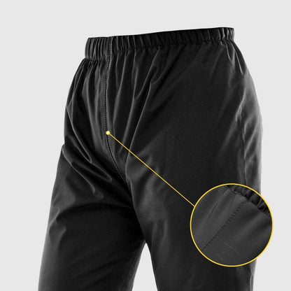 Schwarze Regenhose mit Gummibund; Vergrößerung zeigt die verklebte, abgedichtete Naht 13