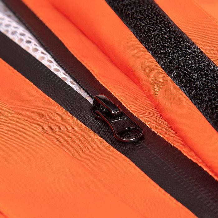 Nahaufnahme eines schwarzen Reißverschlusses mit Klettleiste und weißem Netzfutter an der orangefarbenen Jacke 3