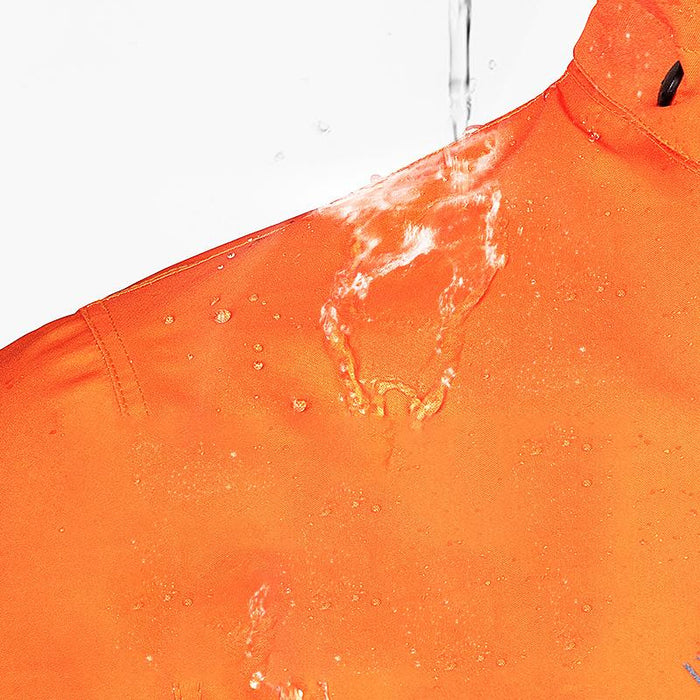 Wasser perlt an der Schulter der orangefarbenen Jacke ab und zeigt die wasserabweisende Oberfläche 4