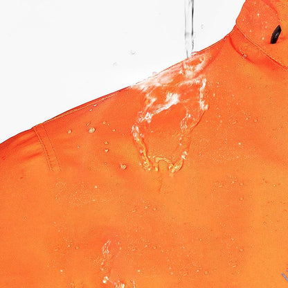 Wasser perlt an der Schulter der orangefarbenen Jacke ab und zeigt die wasserabweisende Oberfläche 4