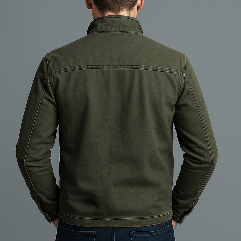 Rückansicht der olivgrünen Jacke am Model mit Stehkragen, Passennaht an den Schultern und Ziernähten 3