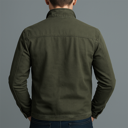 Rückansicht der olivgrünen Jacke am Model mit Stehkragen, Passennaht an den Schultern und Ziernähten 3