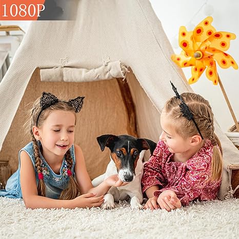 Zwei Mädchen und ein Hund spielen auf einem flauschigen Teppich vor einem Tipi, Beispielbild für scharfe Full-HD-Aufnahmen. 2