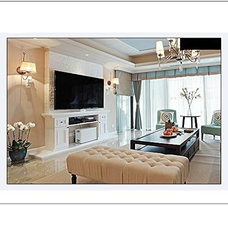 Beispielaufnahme eines hellen Wohnzimmers mit Fernseher, Sideboard, Polsterbank, Couchtisch und Kronleuchter in klarer Bildqualität. 5