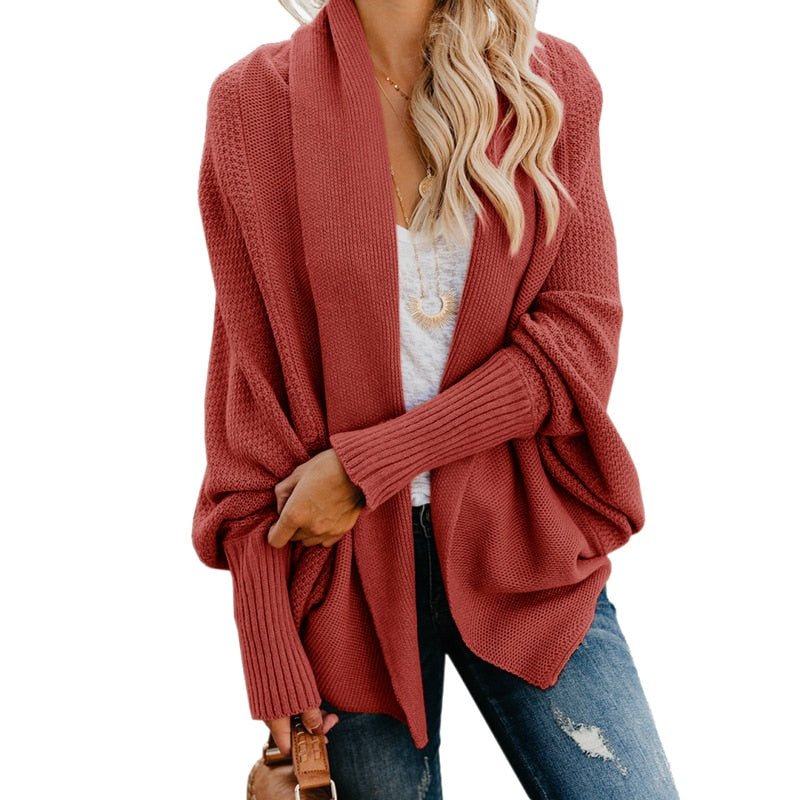 Frau in rotem Strickcardigan, lässig, langärmelig, Herbstmode, Damenbekleidung, Jeans.