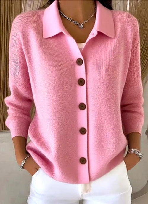 Rosafarbener Strickcardigan mit Kragen und brauner Knopfleiste, Vorderansicht