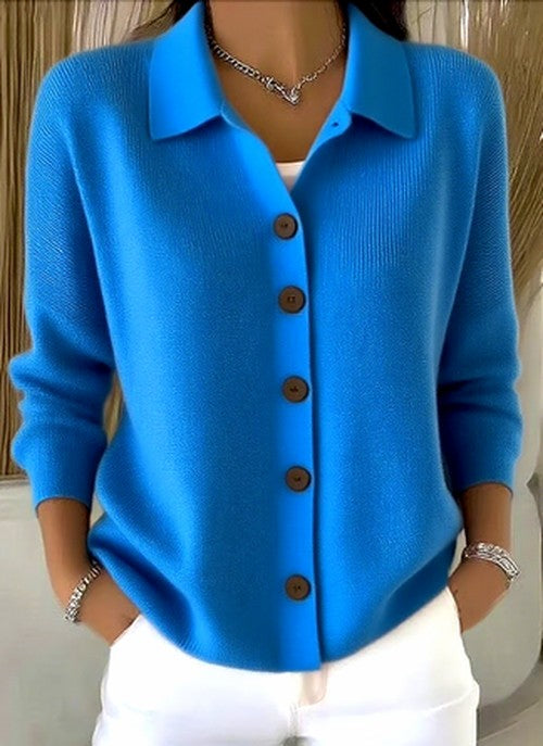Leuchtend blauer Strickcardigan mit Kragen und dunklen Knöpfen, Vorderansicht