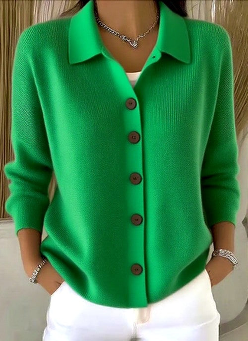Grüner Strickcardigan mit Kragen und brauner Knopfleiste, Vorderansicht