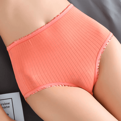 Schwarzer gerippter auslaufsicherer Slip, Detail mit hohem Bund und Rüschenkante