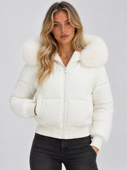 Die Steppjacke in Weiß mit hellem Fellkragen, vorne getragen, eine Hand in der Tasche 4