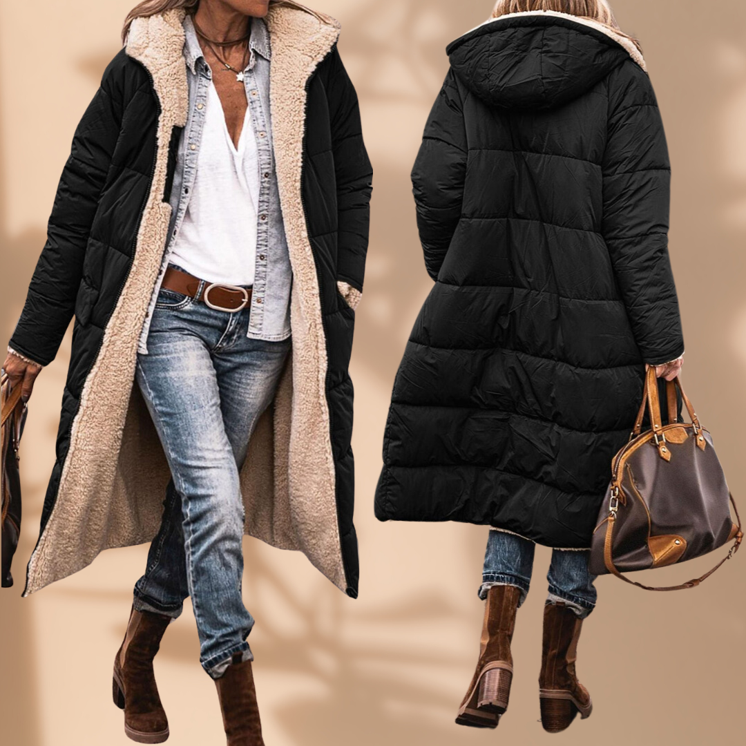 Schwarze, lange Steppjacke mit hellem Teddyfutter, links offen von vorn, rechts Rückansicht mit Kapuze, dazu Jeans, Stiefel und braune Handtasche. 2