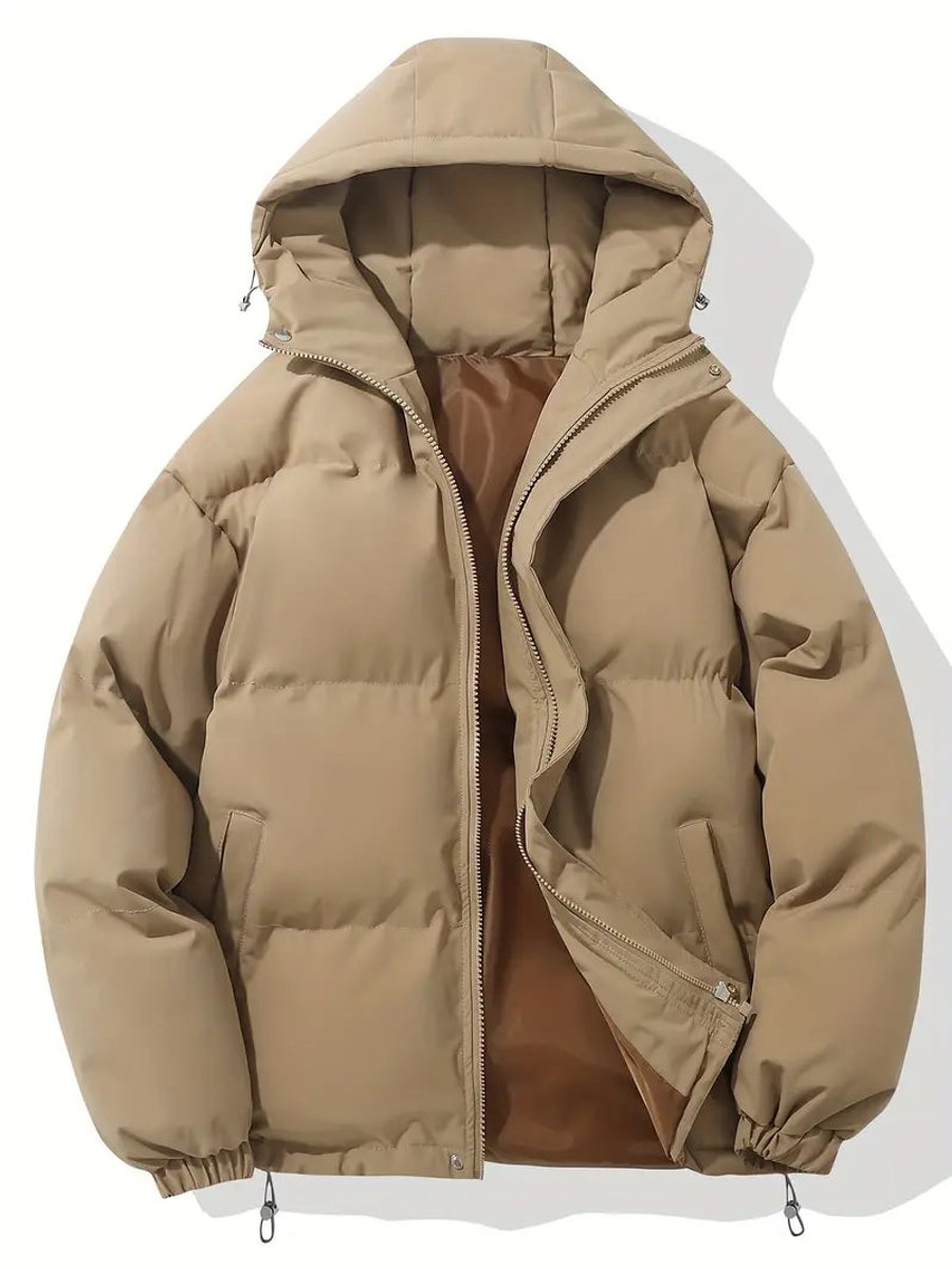 Beigefarbene Steppjacke mit Kapuze und braunem Innenfutter, Reißverschluss halb offen, Kordelzug am Saum 7