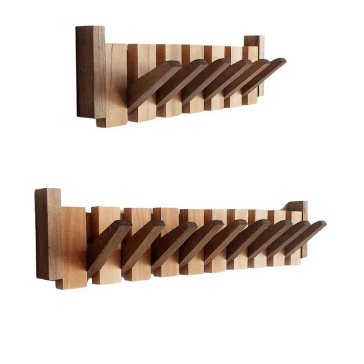 Zwei Wandgarderoben in unterschiedlicher Länge mit hellem Holz, dunklen Haken und ausgeklappten Haken im Vergleich 9