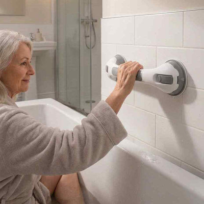 Saug-Duschhaltegriff an der Fliesenwand neben der Badewanne