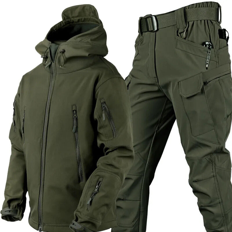 Olivgrünes Set aus Kapuzenjacke und Cargohose mit Gürtel, freigestellt, Hose mit großer Beintasche und Stifthalter.