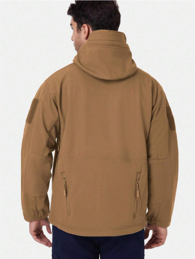 Detail der sandbraunen Jacke von hinten mit Kapuze, unteren Reißverschlusstaschen, Klettflächen an den Armen und elastischen Bündchen.