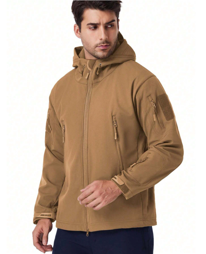 Sandbraune Kapuzenjacke in schräger Frontansicht mit Reißverschlusstaschen, Klettfläche am Ärmel und verstellbaren Bündchen.