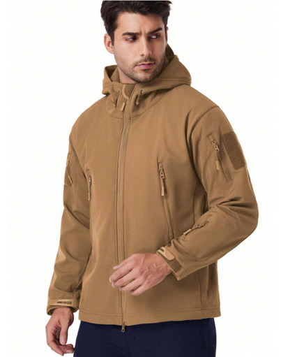 Sandbraune Kapuzenjacke in schräger Frontansicht mit Reißverschlusstaschen, Klettfläche am Ärmel und verstellbaren Bündchen.