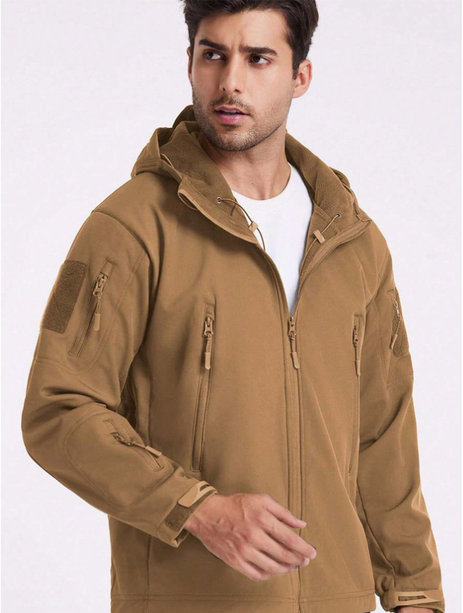 Nahansicht einer sandbraunen Jacke mit geöffneter Kapuze, Fleecefutter im Kragen und weißem Shirt darunter.
