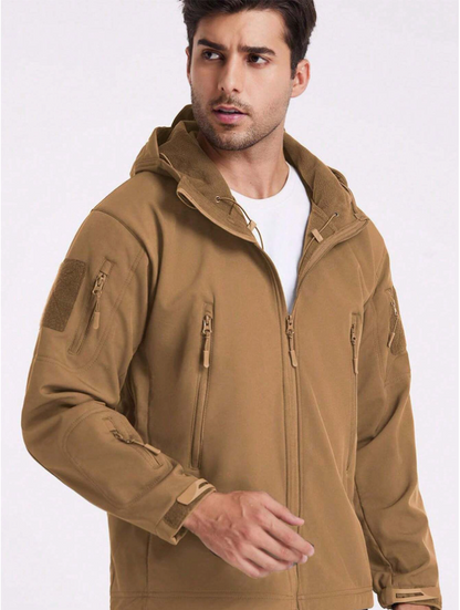 Nahansicht einer sandbraunen Jacke mit geöffneter Kapuze, Fleecefutter im Kragen und weißem Shirt darunter.