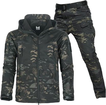 Set in dunklem Camouflage-Muster aus Kapuzenjacke und Hose mit Gürtel, freigestellt, Jacke mit Reißverschlusstaschen an Brust und Ärmeln.
