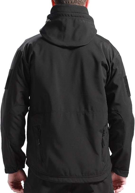 Detail der grünen Jacke von hinten mit Kapuze, Ellbogenverstärkung und seitlichen Reißverschlusstaschen.