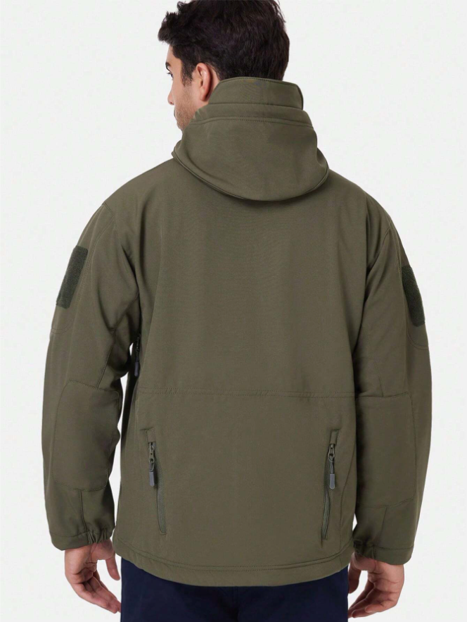 Detail der grünen Jacke von hinten mit hohem Kragen, Kapuze, unteren Reißverschlusstaschen und Klettflächen an den Oberarmen.