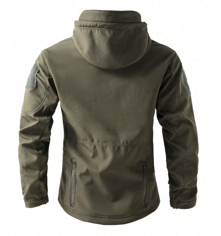 Grüne Jacke von hinten auf neutralem Hintergrund mit Kapuze, Rückennaht und zwei unteren Reißverschlusstaschen.